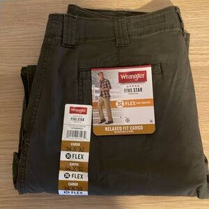 NWT Men’s Wrangler Five Star relaxed fit cargo pants